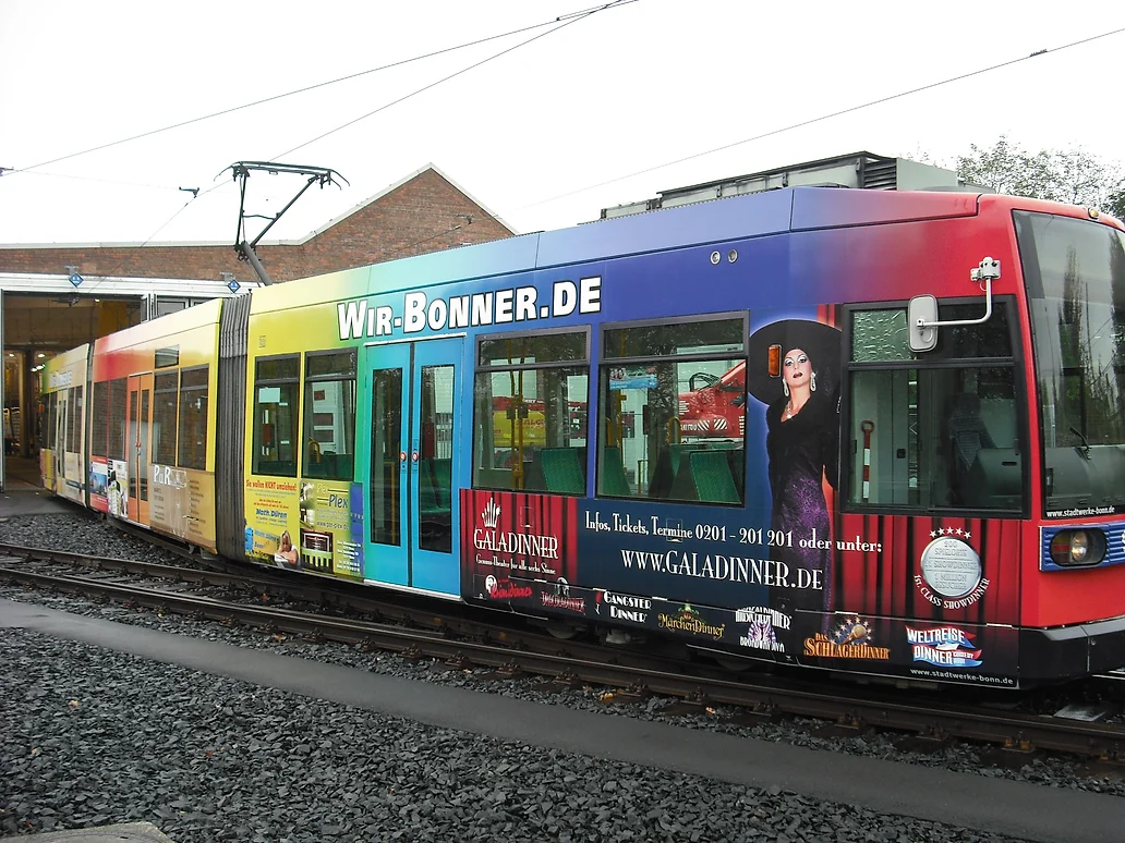 Straßenbahn-Vollwerbung Bonn